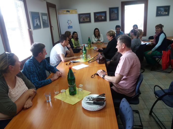 Konsultativni sastanak na temu “Unapređenje informisanja poljoprivrednika, kao i unapređenje dijaloga donosilaca odluka i malih proizvođača vezano za uspostavljanje adekvatnih procedura za prodaju tradicionalnih proizvoda” Konsultativni sastanak na temu “Unapređenje informisanja poljoprivrednika, kao i unapređenje dijaloga donosilaca odluka i malih proizvođača vezano za uspostavljanje adekvatnih procedura za prodaju tradicionalnih proizvoda”
